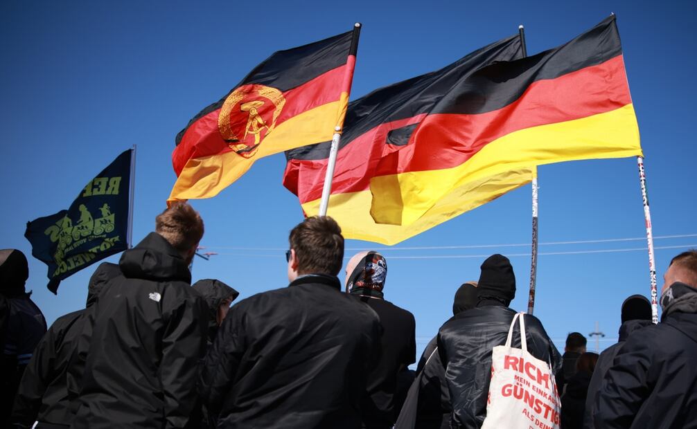 Participantes portan banderas nacionales alemanas y una bandera de la antigua República Democrática Alemana (2-i) durante una manifestación de derecha en Berlín, Alemania, el 22 de marzo de 2025. Foto: EFE