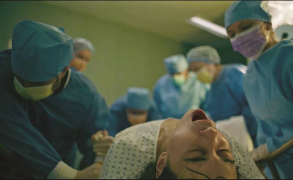 Natalia Solián protagoniza Huesera, película en la que su personaje logra quedar embarazada tras mucho tiempo. Poco después, su encuentro con una extraña presencia que desemboca en un camino de cuestionamientos hacia su decisión. 