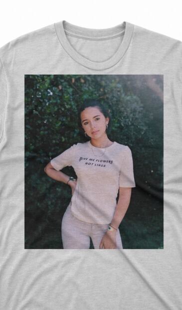 Desde playeras hasta muñecas: así es como lucran con la imagen de Ángela Aguilar 