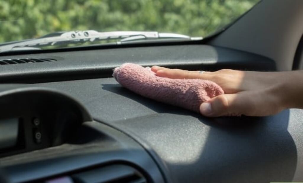 Siete pasos para mantener limpio el tablero del auto