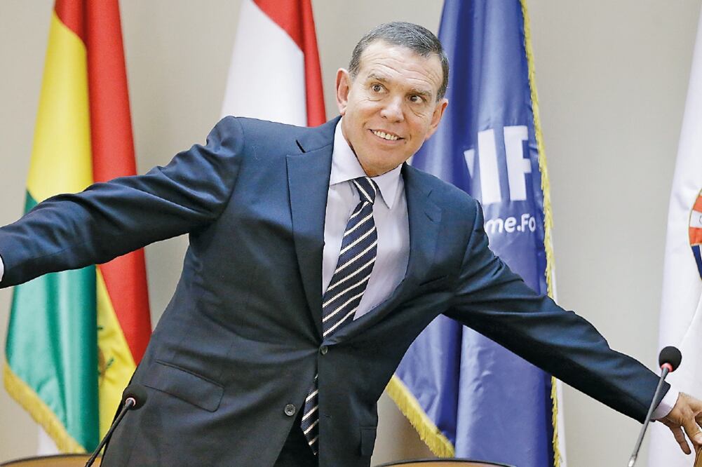 Juan Ángel Napout, titular de la Confederación Sudamericana de Futbol, afirma que Platini tiene un gran liderazgo en el futbol europeo (JORGE SAENZ. AP)