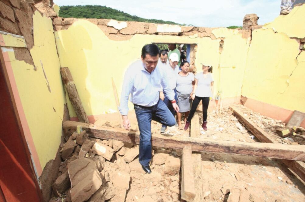 El secretario de Gobernación, Miguel Ángel Osorio Chong, aseguró que el apoyo para la ciudadanía afectada por los sismos del mes de septiembre han fluido a las zonas donde más se necesitan (ARCHIVO EL UNIVERSAL)