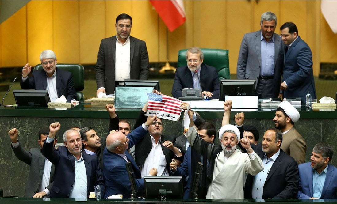 Un grupo de diputados iraníes queman una bandera de EE.UU. en protesta por la decisión del presidente estadounidense, Donald Trump, de retirarse del pacto nuclear (EFE)