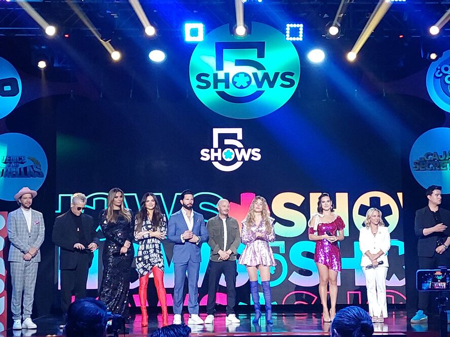 El canal 5 presenta a los conductores que comandarán su nueva programación. Foto: Sughey Baños.