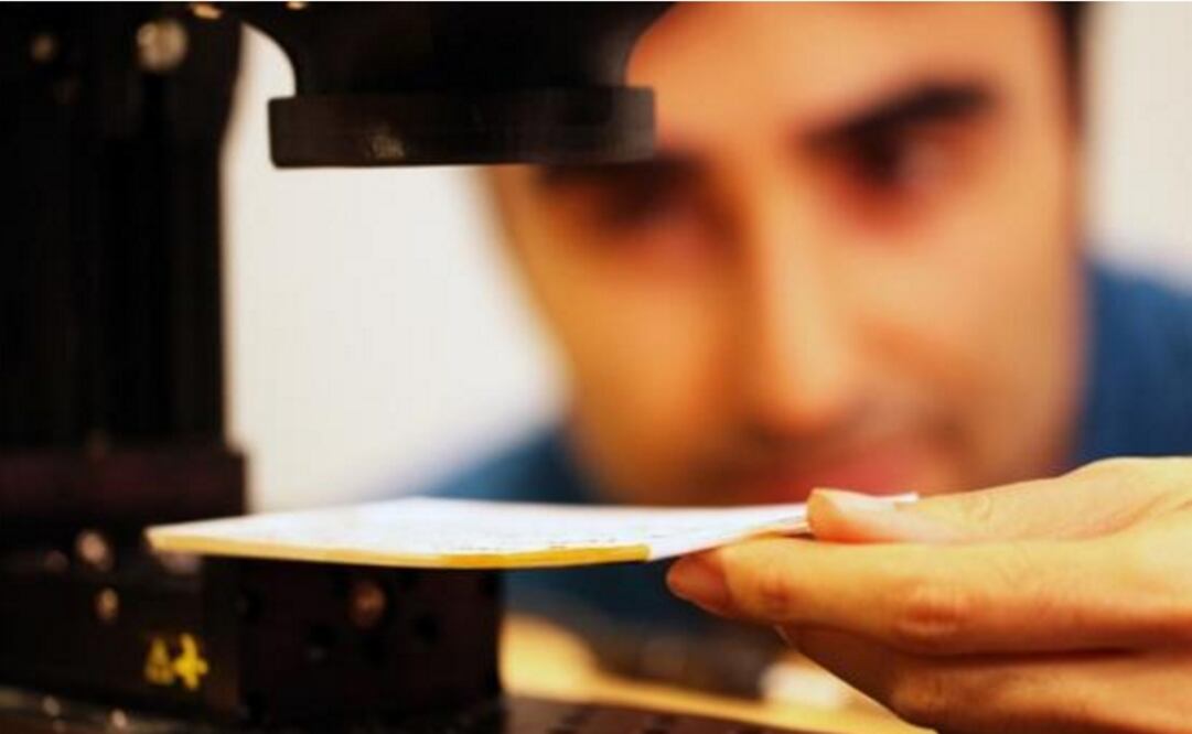 Los investigadores del MIT desarrollaron los algoritmos que adquieren las imágenes de las hojas individuales en pilas de papel. (FOTO: MIT)