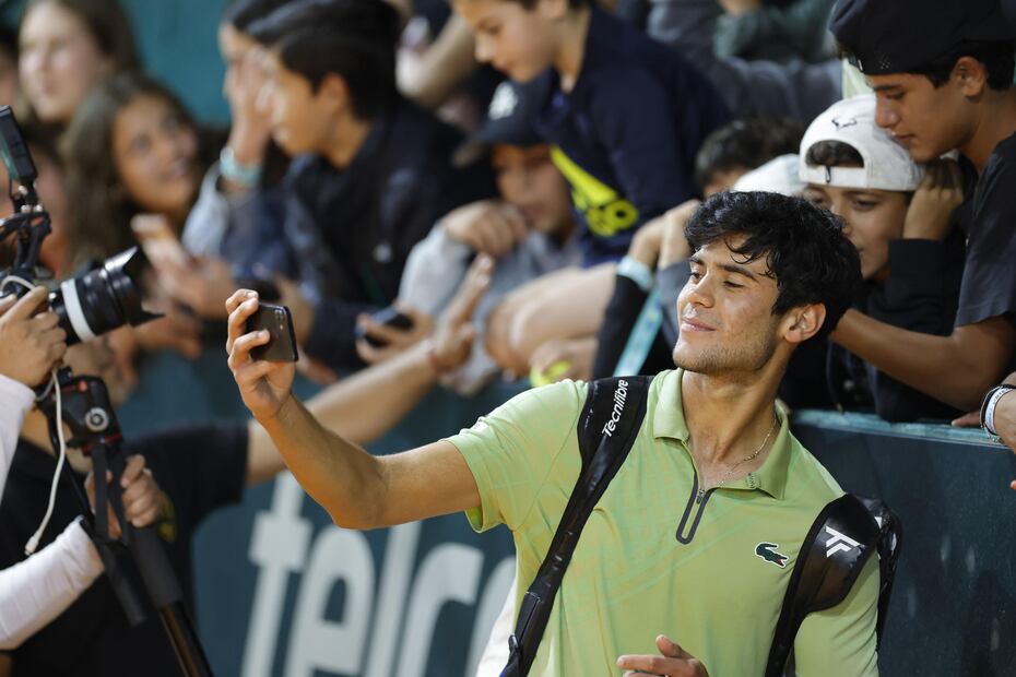 El mexicano Rodrigo Pacheco con aficionados, durante el San Luis Tennis Open - Foto: MEXTENIS