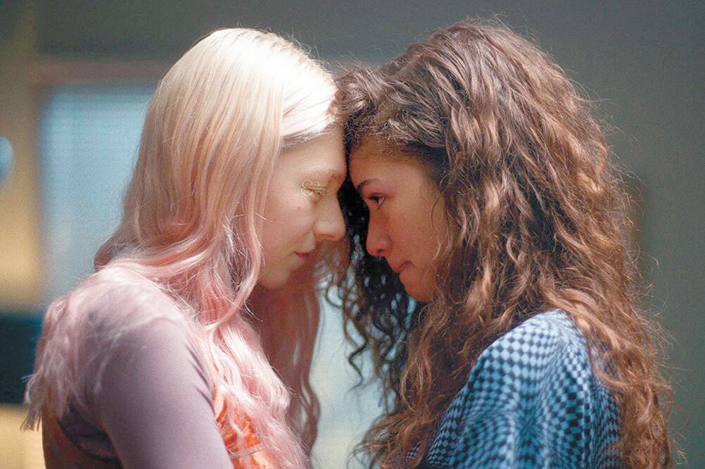 Adolescentes incapaces de expresar sus sentimientos protagonizan el programa. Foto/HBO 