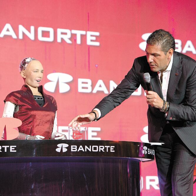 Carlos Hank González, presidente del consejo de administración de Banorte, interactúa con el robot humanoide Sophia. CORTESÍA