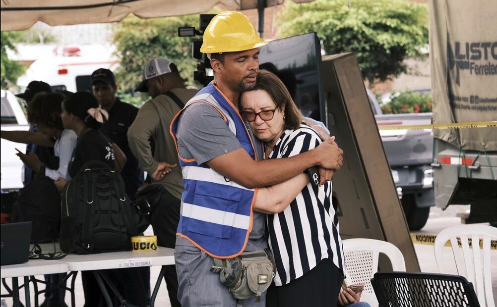 Un rescatistas consuela a una mujer un día después del derrumbe del techo de la discoteca Jet Set en Santo Domingo, República Dominicana, el miércoles 9 de abril de 2025. Foto: AFP