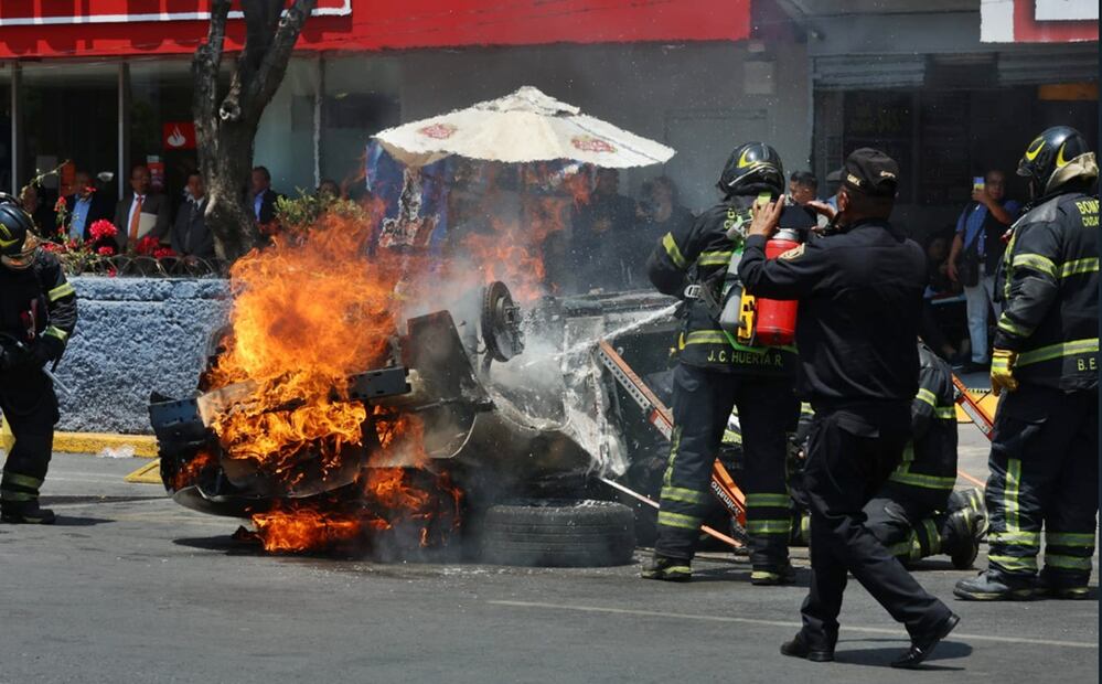 Bomberos sofocan un incendio de un automóvil en la Ciudad Judicial como parte del Primer Simulacro Nacional 2025 en la Ciudad de México, el 29 de abril de 2025. Foto: Francisco Rodríguez/EL UNIVERSAL