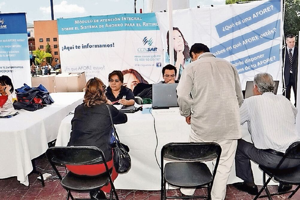 A detalle. La Consar informó que en 2016 las Afore recibieron un récord de 16.1 millones de solicitudes de servicios por parte de sus clientes. (ARCHIVO EL UNIVERSAL)