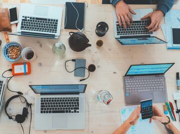 Pymes, aún lejos de digitalizarse, coinciden especialistas; enfrentan barreras que limitan sus crecimiento y competitividad