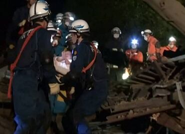 Rescatan ilesa a bebé de escombros en Japón