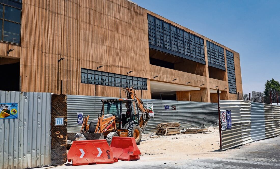 La obra que se ve a un lado del Museo Yancuic corresponde “a maquinaria que está trabajando para las gazas de incorporación del Trolebús Elevado”, informó Sobse. Foto: Hugo Salvador / EL UNIVERSAL