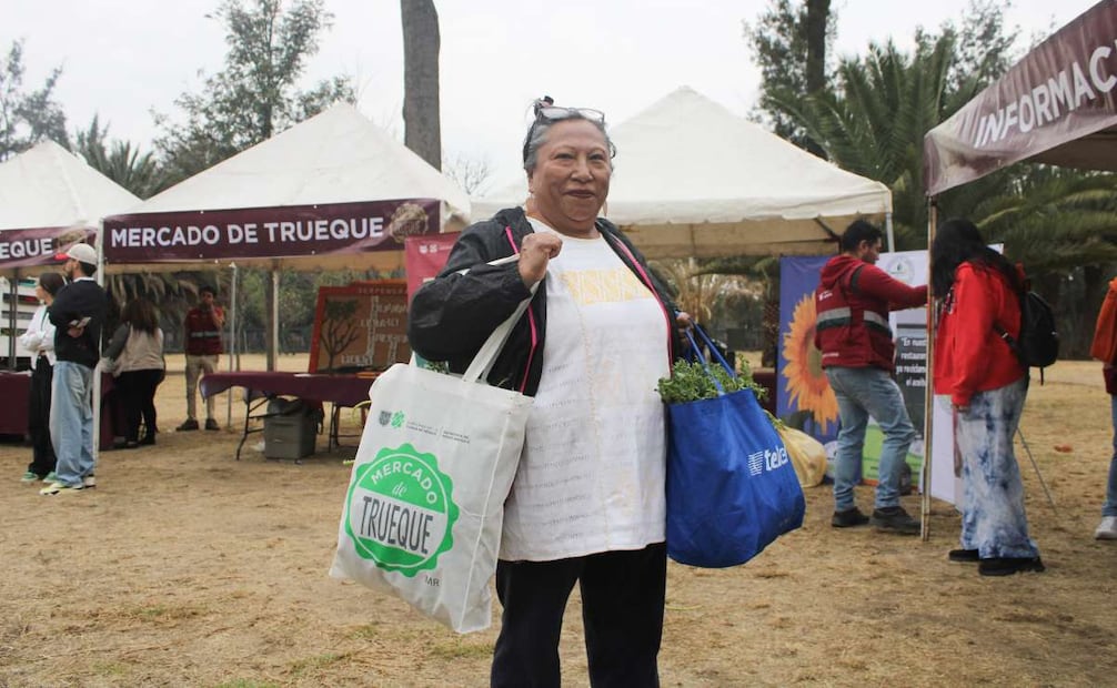 Las personas que acudían al Mercado del Trueque debían formarse y luego pasaban a las distintas carpas en donde dejaban sus productos para reciclar. Foto: Darío Luna/ EL UNIVERSAL
