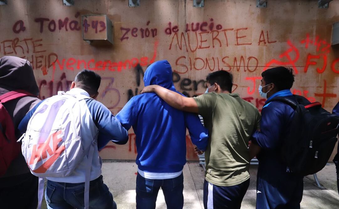 Normalistas realizan pintas en la embajada de Israel/ Foto: Berenice Fregoso. EL UNIVERSAL