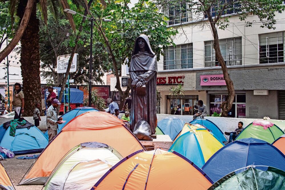 Vecinos de la colonia Juárez piden reubicar a los migrantes que se quedan en la plaza Giordano Bruno y calles aledañas. Foto: Archivo | El Universal