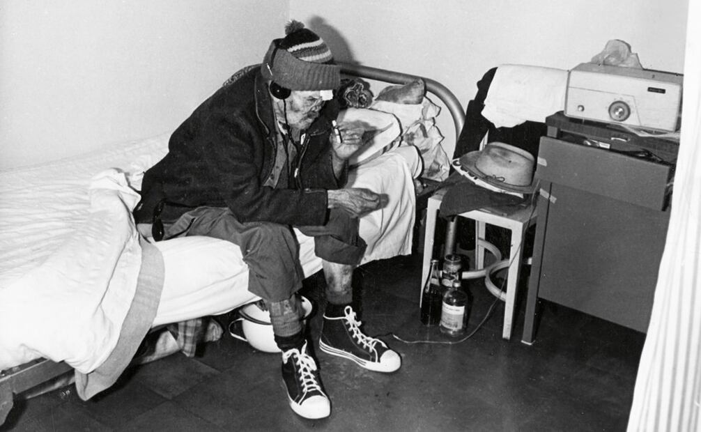 Paciente de un leprosario mexicano en 1980, escuchando música en su cama. Muchos enfermos pasaron sus últimos días en soledad, aislados por el temor colectivo al contagio. Foto: Vicente Arteaga/Archivo EL UNIVERSAL.