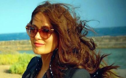 Salma Hayek recibe el 2021 en bikini de impacto