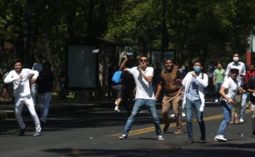 Universitarios y alumnos rechazados “chocan” en Michoacán