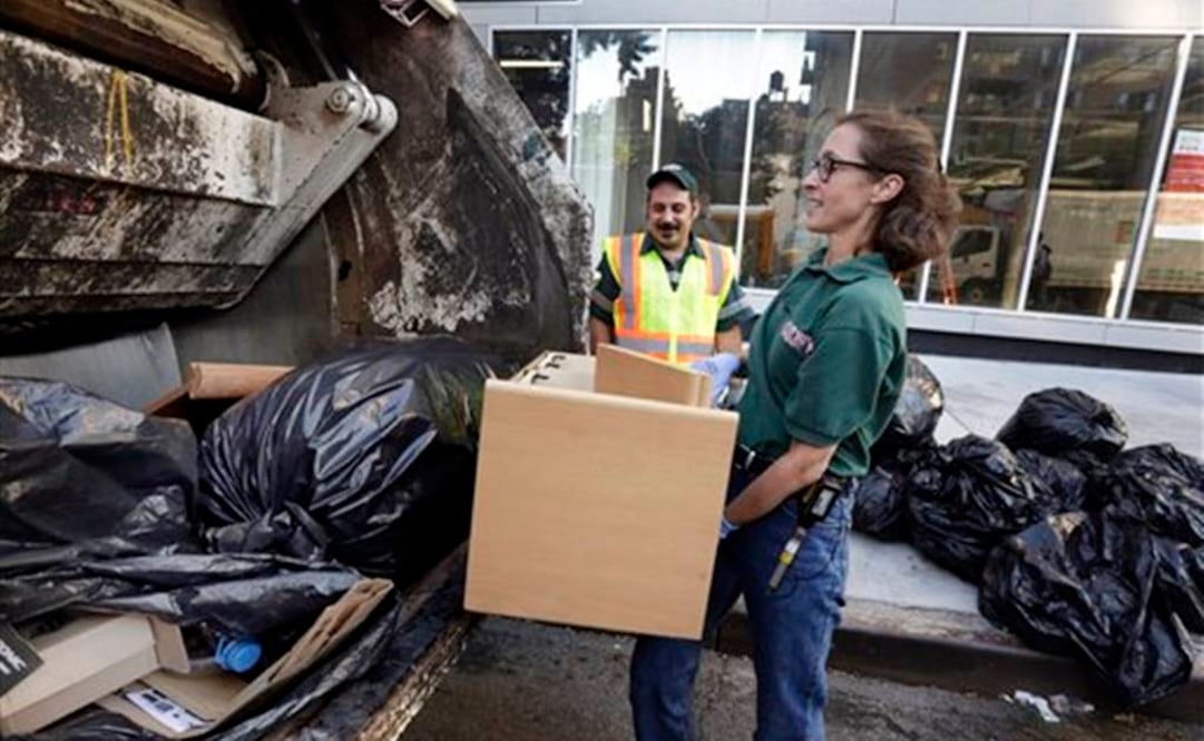 Sin embargo, Nagle no es una académica de escritorio: se ha ensuciado las manos, literalmente, e hizo el entrenamiento para aprender a conducir los camiones y trabajó casi un año como una empleada de limpieza regular y asalariada. FOTO: AP.