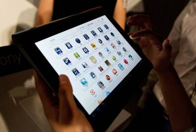 Entregan tabletas a maestros de secundaria en el DF