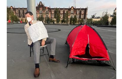 Abandonan maniquí disfrazado del exalcalde de Toluca en Plaza de los Mártires; se desconoce su origen