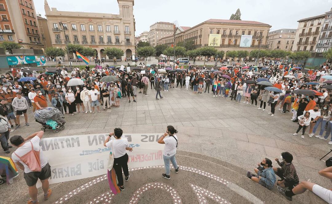 Diversos colectivos LGBTTTI+ de Navarra convocaron en Pamplona a una concentración con motivo del asesinato en Galicia de Samuel Luiz, de 24 años, que atribuyen a causas homófobas. Foto: Jesús Diges. EFE