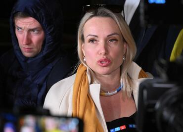Multan a experiodista por criticar invasión de Rusia en Ucrania en noticiero ruso