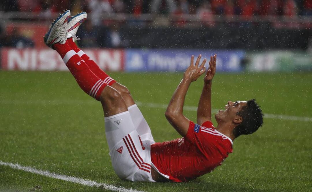 Raúl Jiménez se lamentó de la acción fallada. Foto: Reuters