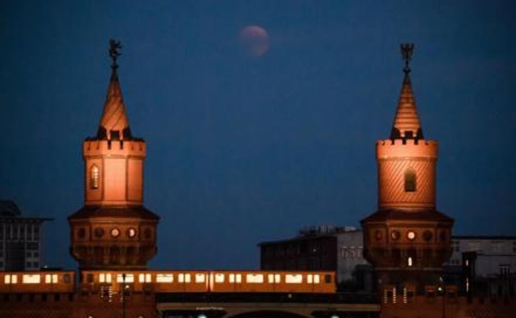 Las mejores fotografías del eclipse lunar más largo del siglo
