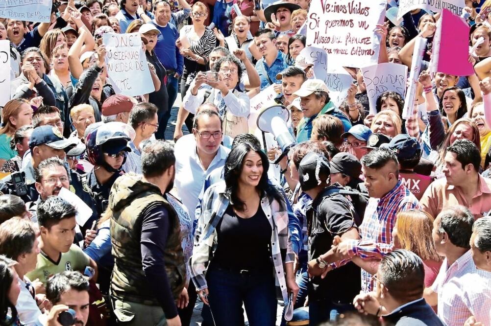 Personas a favor del proyecto en paradero apoyaron ayer a Dione Anguiano, que compareció ante la Comisión de Administración Pública Local. (LUCÍA GODÍNEZ. EL UNIVERSAL)