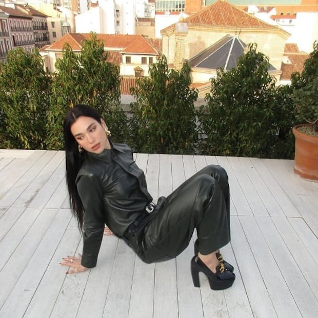 Dua Lipa conquista Instagram con total look de cuero