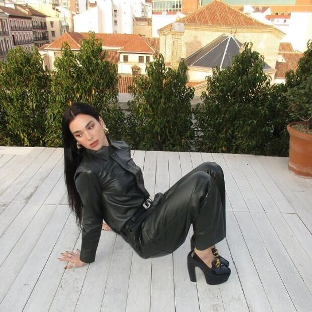 Dua Lipa conquista Instagram con total look de cuero