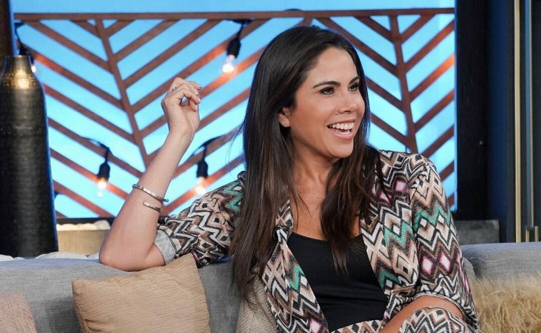 Paola Rojas deslumbra en su programa del 15 de septiembre con un vestido con detalles mexicanos / Foto: Instagram @paolarojas