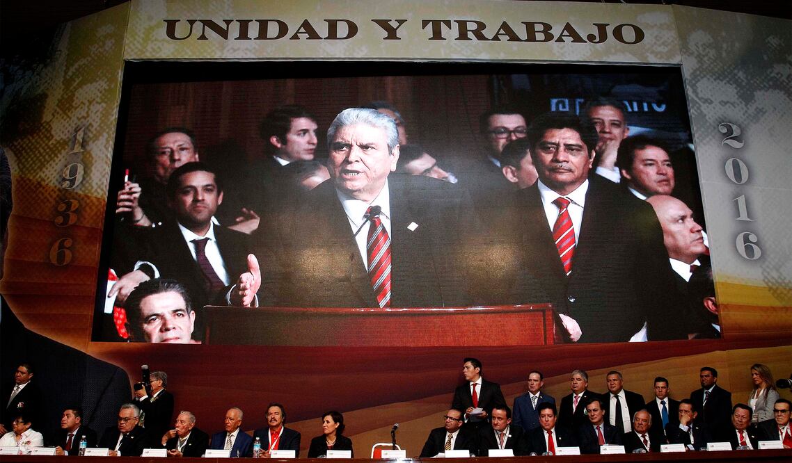 En el auditorio Fernando Amilpa de la sede de la Confederación de Trabajadores de México, el secretario general Carlos Aceves del Olmo presidió la ceremonia por el 80 aniversario de la central obrera más grande del país (ARIEL OJEDA. EL UNIVERSAL)