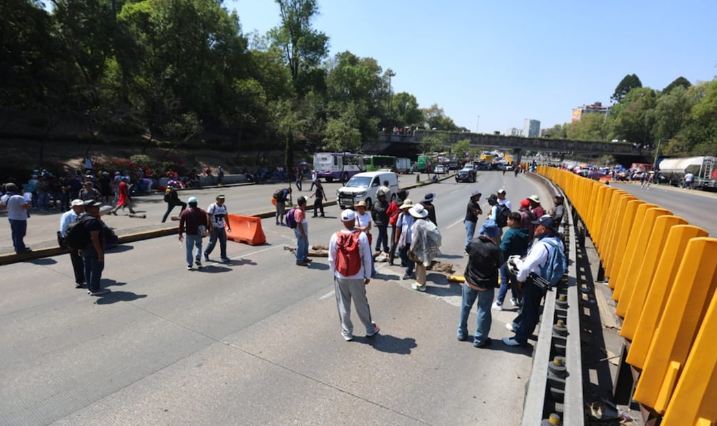 Integrantes de la Coordinadora bloquean la circulación en ambas direcciones de Circuito Interior a la altura de Paseo de la Reforma en la Ciudad de México, el viernes 16 de mayo de 2025. Foto: Francisco Rodríguez/EL UNIVERSAL