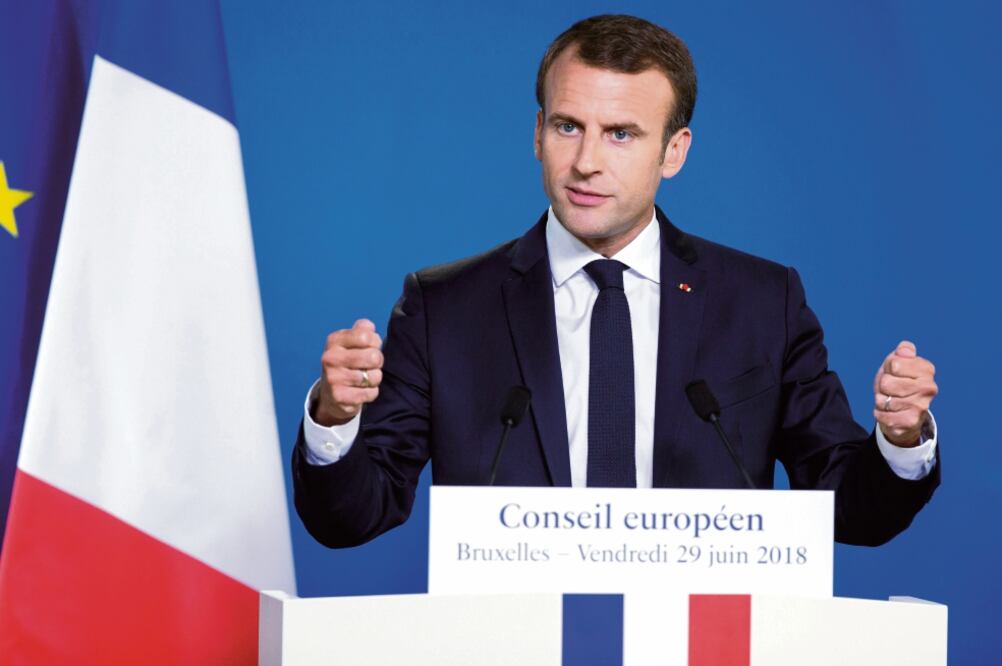 El presidente francés, Emmanuel Macron, durante una conferencia ayer al final de la segunda jornada de la cumbre del Consejo Europeo en Bruselas. (Stephanie Lecocq. EFE)
