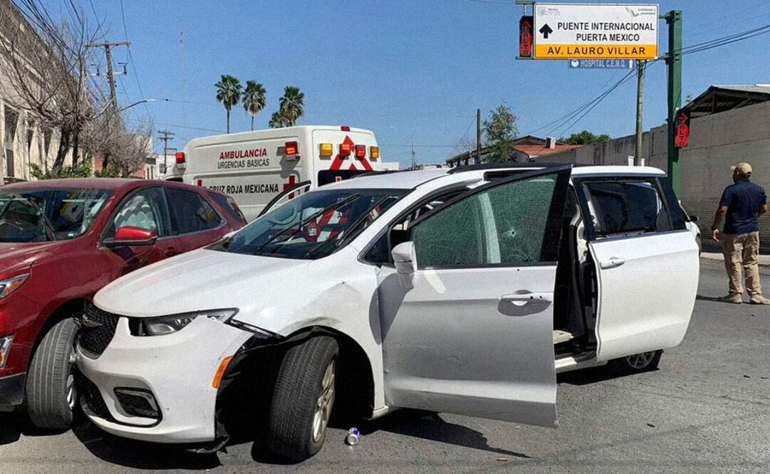 Minivan blanca con placas de Carolina del Norte y varios hoyos de balas, en el lugar donde hombres armados secuestraron a 4 estadounidenses en marzo pasado. Foto: Archivo/AP