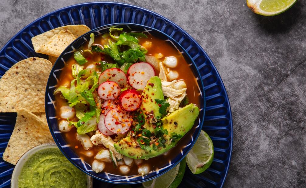 Cenar pozole es una tradición en las fiestas patrias que combina sabor y cultura mexicana. Foto: Freepik