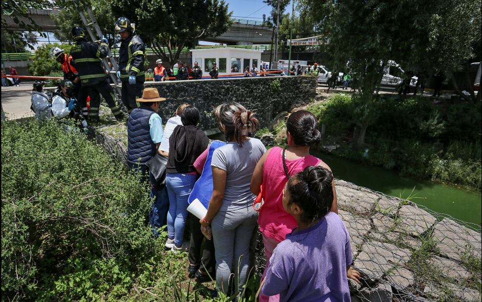 El cuerpo de una mujer fue encontrado flotando en el Canal Nacional en las inmediaciones del pueblo de Culhuacán, alcaldía de Coyoacán, el 5 de agosto de 2025. Foto: Luis Camacho/EL UNIVERSAL
