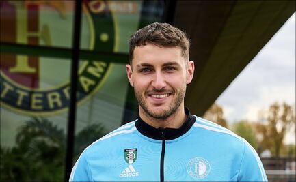 Santiago Giménez, elegido como el joven talento de abril; recibe el premio Johan Cruijff