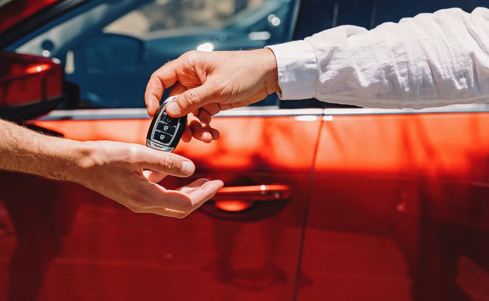 Explorar opciones y comparar vehículos es clave. Conoce cómo Kavak te ayuda a elegir el mejor momento para vender tu auto y proteger tu inversión.. Foto: iStock