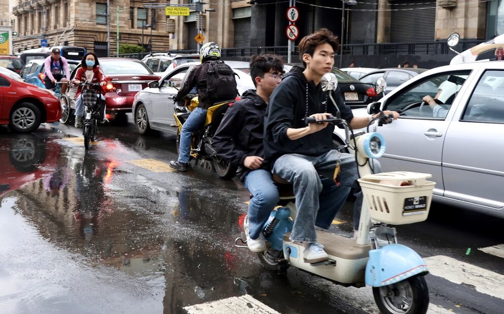 Conductores de bicimotos conducen sin protección y en carriles exclusivos del Trolebús en el Centro de la Ciudad de México, el 28 de agosto de 2025. Foto: Valente Rosas/EL UNIVERSAL
