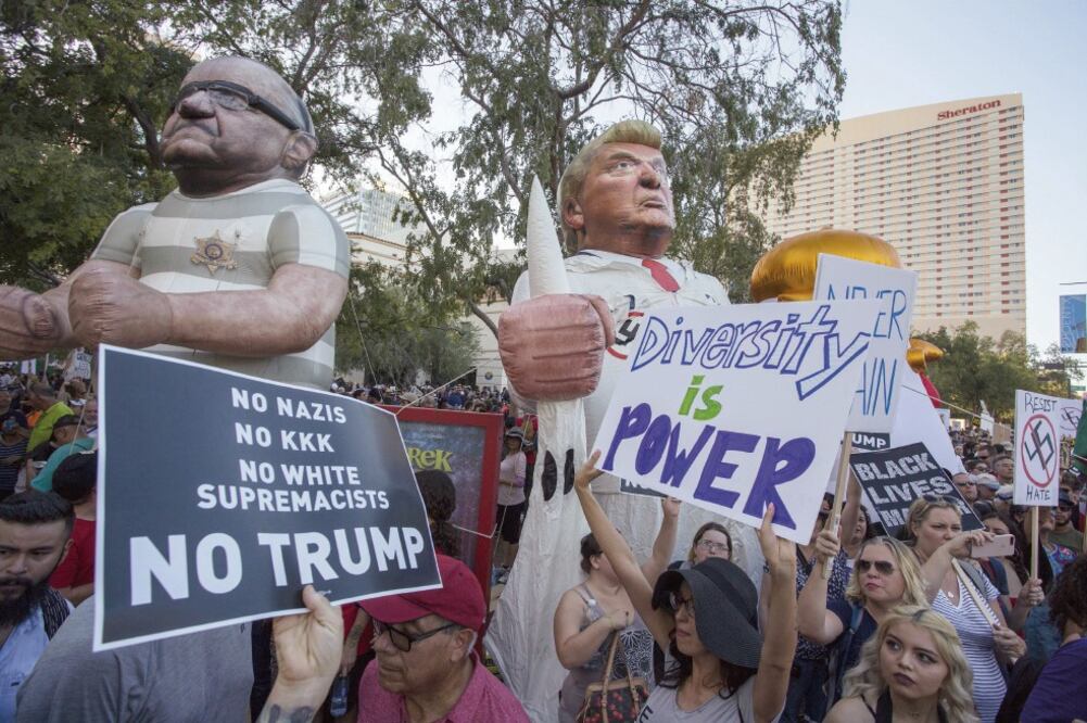 Paulina Ruiz, quien sufre parálisis parcial cerebral y es beneficiaria de DAC A (en la silla), afirma que los dreamers no se quedarán de brazos cruzados. (INDER BUGARIN. EL UNIVERSAL)