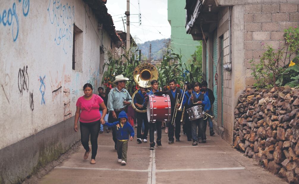 Los habitantes envuelven milpas en coloridos rebozos y las mecen a paso lento y al compás de las notas de banda. Fotos. de Salvador Cisneros