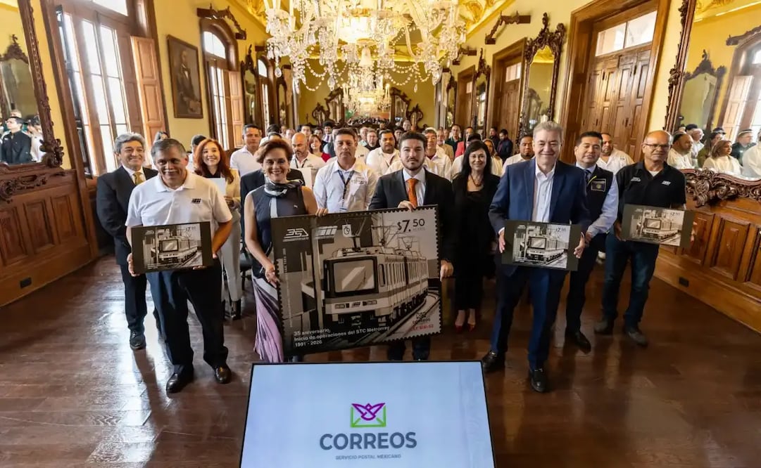 Samuel García presenta estampilla del Metro de Monterrey; conmemora 35 años de servicio.
Foto: Especial.