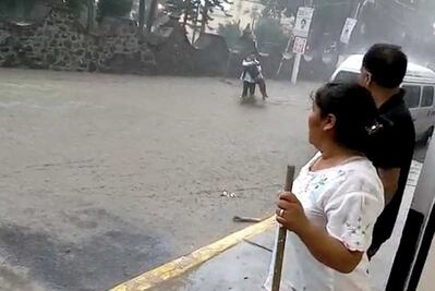 Captan momento en que empleado de farmacia salva niño de corriente en Chimalhuacán