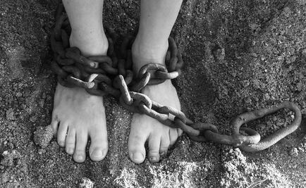 Detienen a madre que encadenó de pies y manos a una de sus hijas durante 3 años