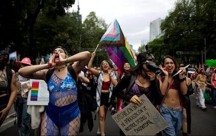 FOTOS: Celebran quinta Marcha Lencha en la CDMX; buscan mujeres visibilidad lésbica